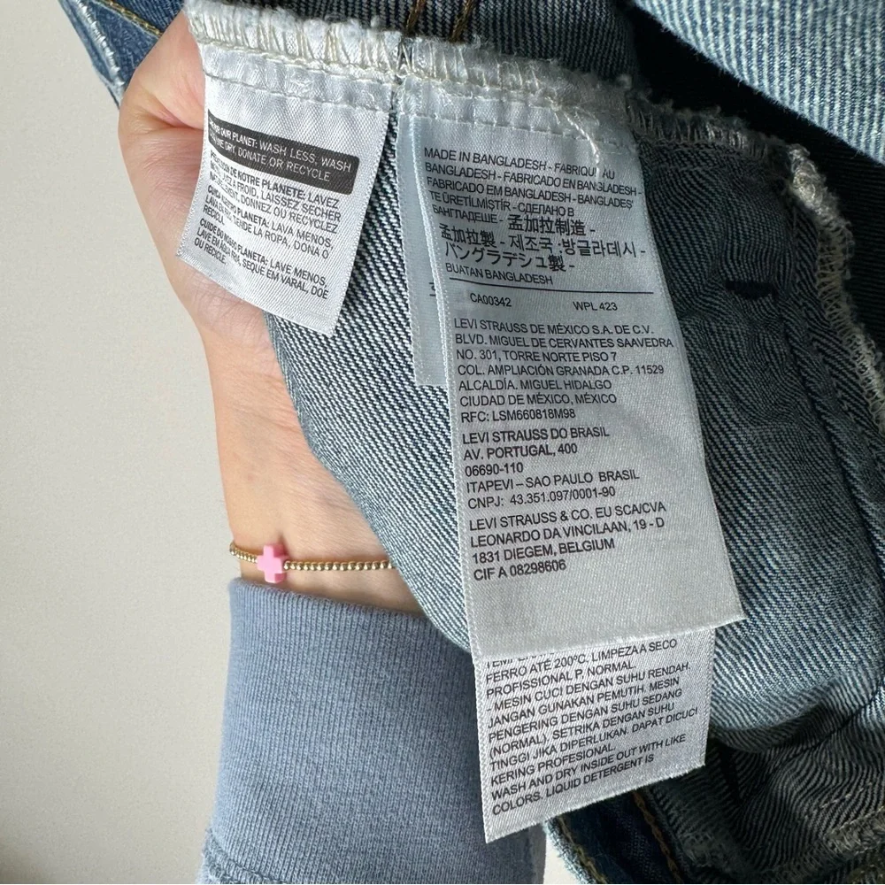 Levi’s‎ Distressed Peace Sign Embroidered Oversized Denim Jean Trucker Jacket
